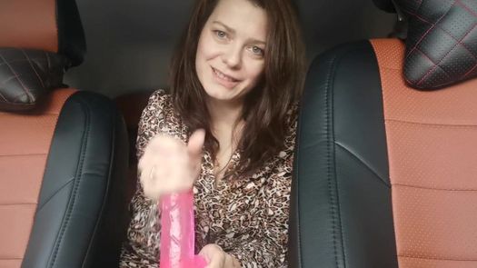 Дамочка ведет грязные разговоры и дрочит резиновый член
